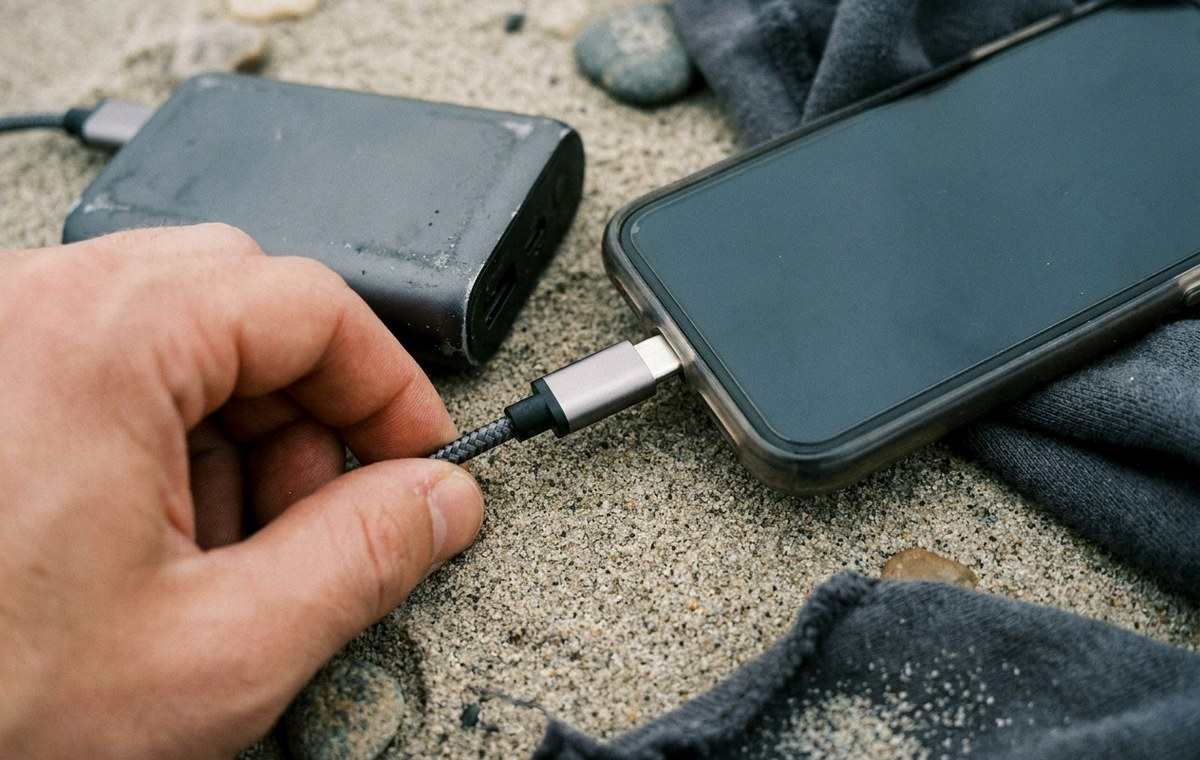 Mobile technology editorial illustration for The practical guide to Power Batteries